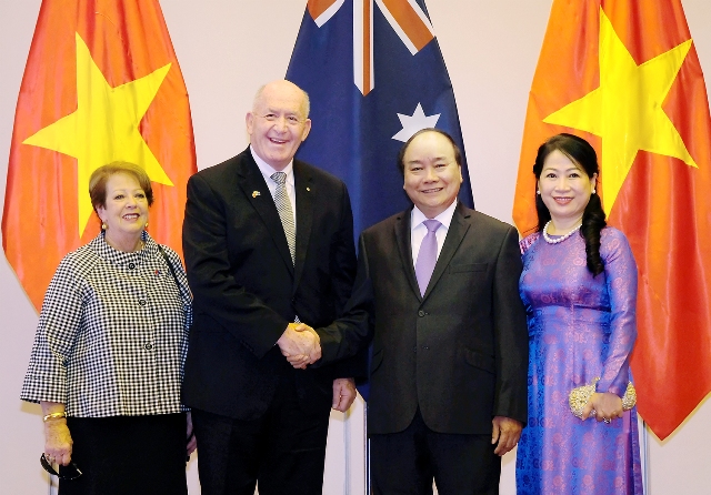 Thủ tướng Nguyễn Xuân Phúc, Phu nhân Thủ tướng cùng Toàn quyền Australia Peter Cosgrove và Phu nhân tại cuộc hội kiến.jpg