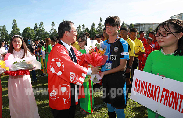 Bí thư Tỉnh uỷ Trần Văn Nam tặng hoa cho đại diện các cầu thủ nhí tham dự Giải.jpg