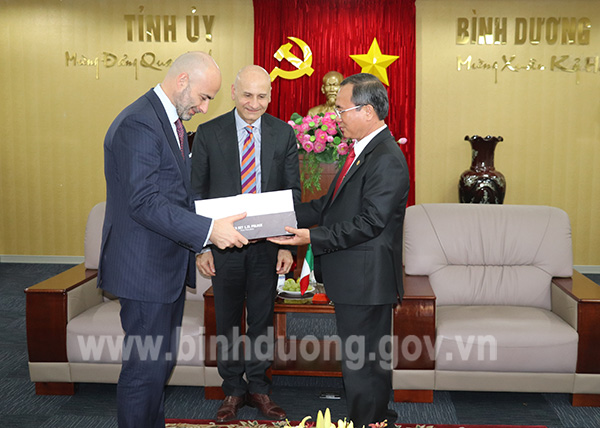 Bí thư Tỉnh ủy Trần Văn Nam tặng quà lưu niệm cho các đại biểu​.jpg