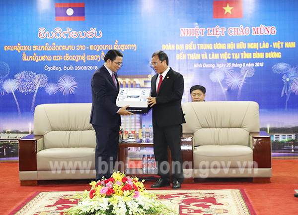 Bí thư Tỉnh ủy Trần Văn Nam tặng quà lưu niệm cho ông Vilayvong Bouddakham​.jpg