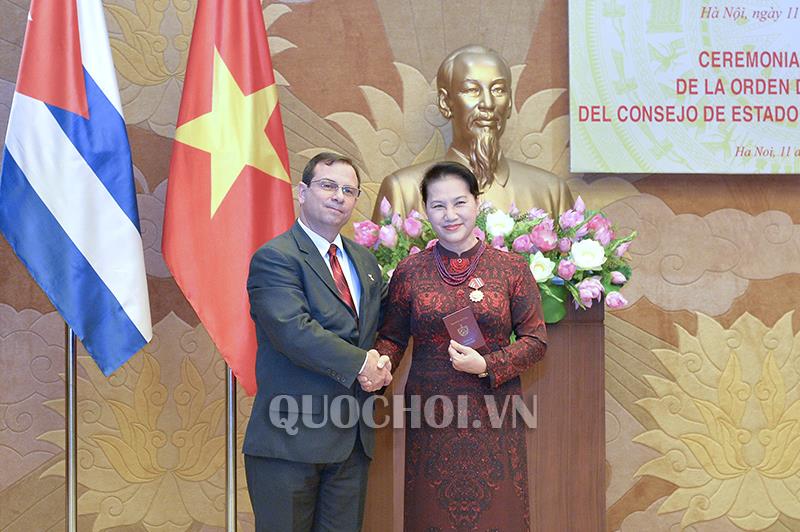 Chủ tịch Fernando Gonzalez Llort trao Huân chương tặng Chủ tịch Quốc hội Nguyễn Thị Kim Ngân.jpg