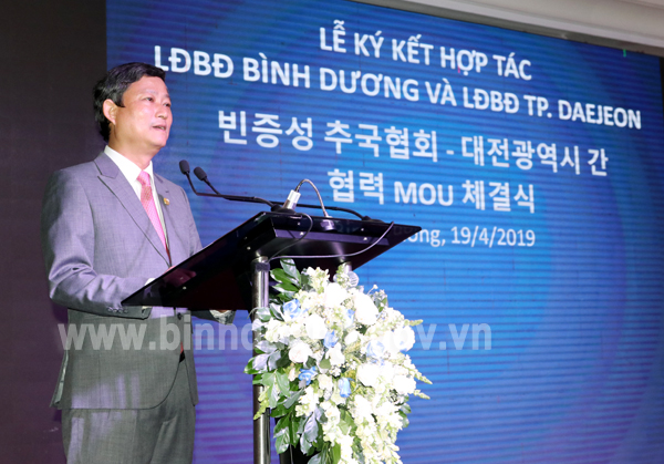 Chủ tịch HĐND tỉnh, Bí thư Thành ủy Thủ Dầu Một phát biểu tại buổi lễ.jpg
