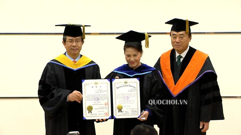 Chủ tịch Quốc hội Nguyễn Thị Kim Ngân nhận bằng Tiến sĩ danh dự.jpg
