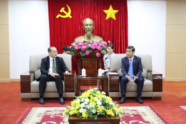 Chủ tịch UBND tỉnh Trần Thanh Liêm tiếp Ông Kho Ngee Seng Roy - Tổng Lãnh sự Singapore tại TP. Hồ Chí Minh.jpg