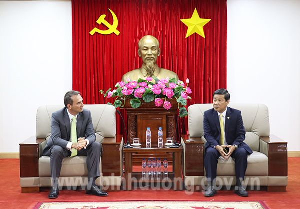 Chủ tịch UBND tỉnh Trần Thanh Liêm đã tiếp ông Arnoud van den Berg - Tổng Giám đốc Công ty Friestland Campina Việt Nam​.jpg