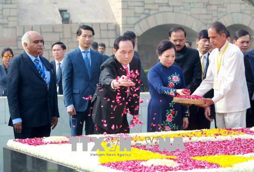 Chủ tịch nước Trần Đại Quang và Phu nhân thực hiện nghi lễ đặt vòng hoa tại Khu tưởng niệm Mahatma Gandhi.jpg