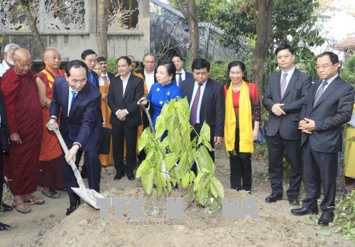 Chủ tịch nước Trần Đại Quang và Phu nhân đến thăm và trồng cây lưu niệm tại Việt Nam Phật Quốc tự ở Bang Bihar.jpg