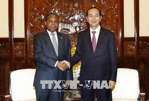 Chủ tịch nước Trần Đại Quang và Đại sứ Đặc mệnh toàn quyền Mozambique tại Việt Nam Gamiliel Sepul Veda Joao Munguambe.jpg