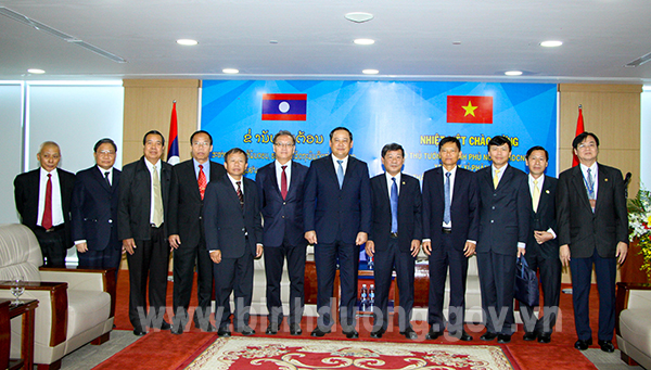 Lãnh đạo tỉnh Bình Dương chụp hình lưu niệm cùng Đoàn đại biểu cấp cao Chính phủ nước Cộng hoà Dân chủ nhân dân Lào.jpg