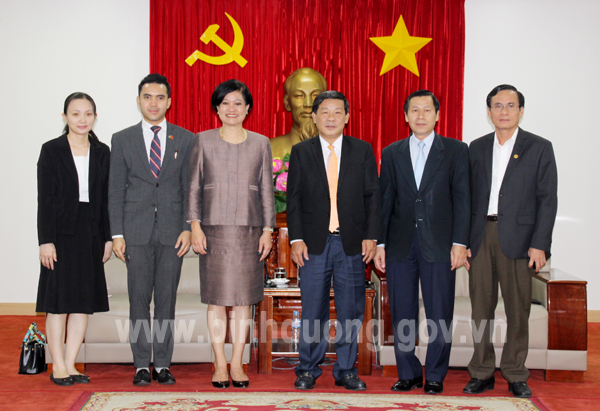 Lãnh đạo tỉnh Bình Dương chụp hình lưu niệm với Tổng Lãnh sự Thái Lan tại TP.Hồ Chí Minh​.jpg