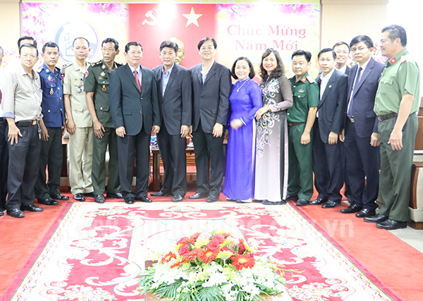 Lãnh đạo tỉnh chụp hình lưu niệm cùng Đoàn đại biểu tỉnh Kratie, Vương quốc Campuchia.jpg