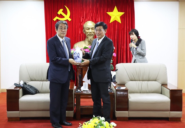 Phó Chủ tịch Thường trực UBND tỉnh Mai Hùng Dũng tặng quà cho Đại sứ Nhật Bản tại Việt Nam Umeda Kunio.jpg