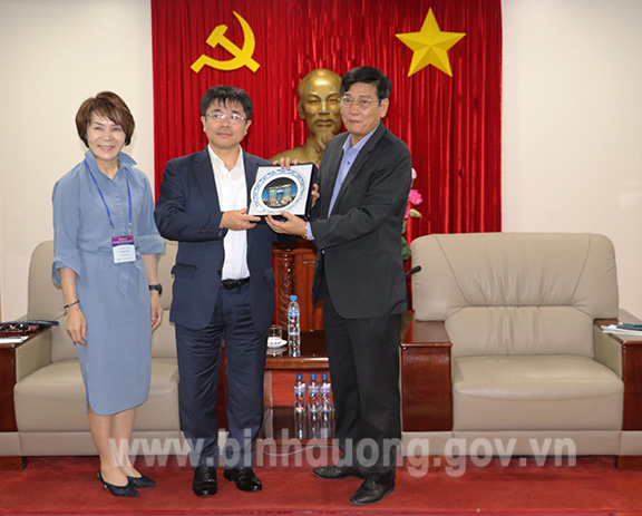 Phó Chủ tịch Thường trực UBND tỉnh Mai Hùng Dũng tặng quà lưu niệm cho các đại diện SCCI.jpg