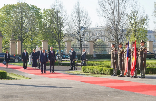 Thủ tướng Cộng hòa Czech Andrej Babis chủ trì lễ đón chính thức 1.jpg
