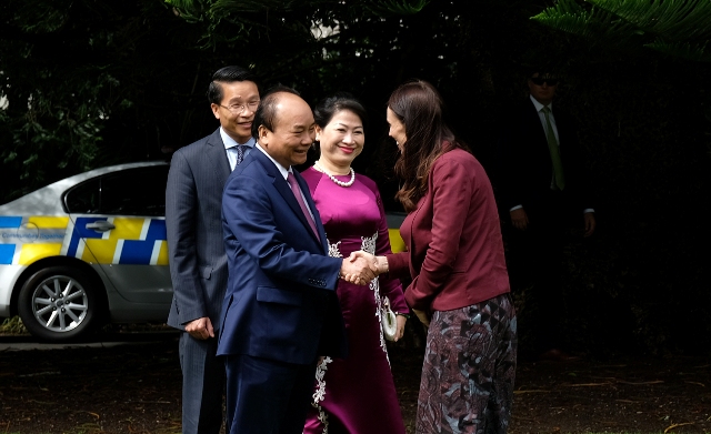 Thủ tướng New Zealand Jacinda Andern chào đón Thủ tướng Nguyễn Xuân Phúc và Phu nhân.jpg