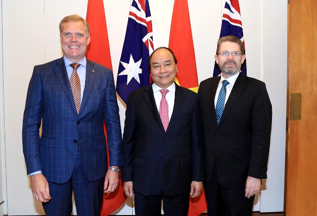 Thủ tướng Nguyễn Xuân Phúc cùng Chủ tịch Thượng viện Australia Scott Ryan và Chủ tịch Hạ viện Tony Smith.jpg