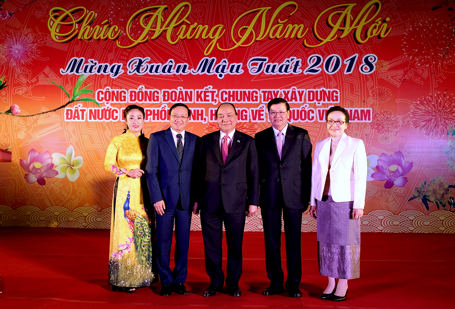 Thủ tướng Nguyễn Xuân Phúc cùng Thủ tướng Lào và Phu nhân (bên phải) dự cuộc gặp mặt.jpg