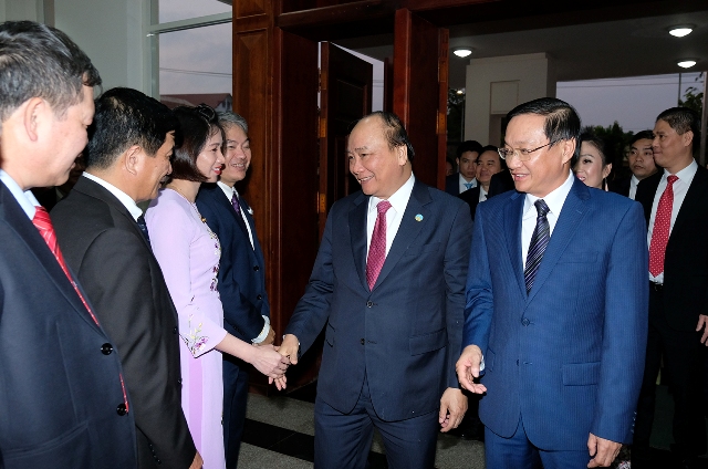 Thủ tướng Nguyễn Xuân Phúc cùng các cán bộ, nhân viên Đại sứ quán Việt Nam.jpg