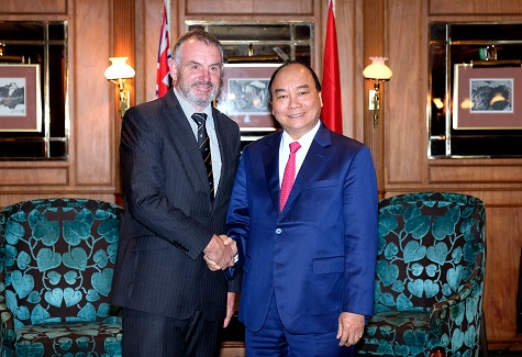 Thủ tướng Nguyễn Xuân Phúc hội kiến với Chủ tịch Quốc hội New Zealand Trevor Mallard.jpg