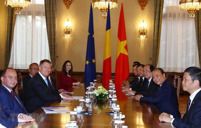 Thủ tướng Nguyễn Xuân Phúc hội kiến với Tổng thống Romania Klaus Iohannis.jpg