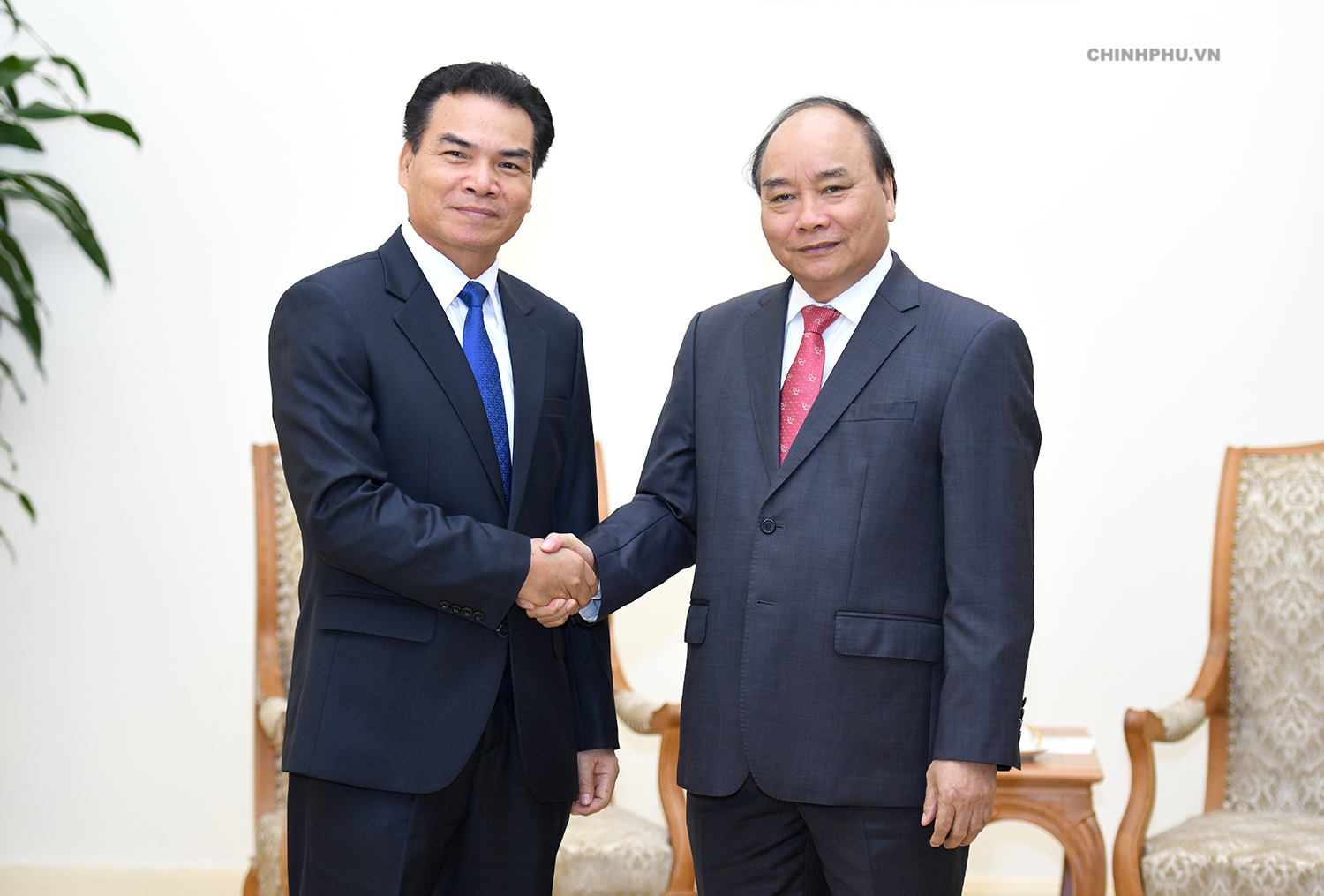 Thủ tướng Nguyễn Xuân Phúc tiếp Bộ trưởng, Chủ nhiệm Văn phòng Phủ Thủ tướng Lào Phet Phomphiphak.jpg