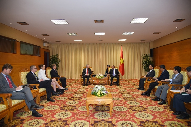 Thủ tướng Nguyễn Xuân Phúc tiếp Đại sứ Hoa Kỳ tại Việt Nam Ted Osius1.jpg