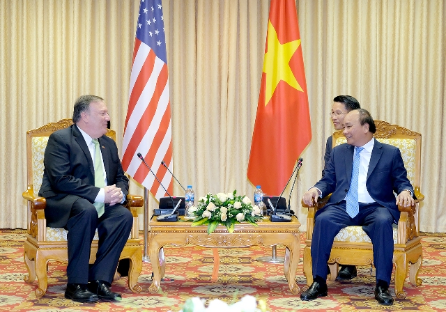 Thủ tướng Nguyễn Xuân Phúc và Ngoại trưởng Hoa Kỳ Michael Pompeo.jpg
