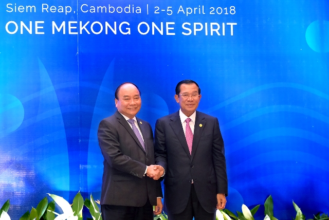 Thủ tướng Nguyễn Xuân Phúc và Thủ tướng Campuchia Hun Sen.jpg