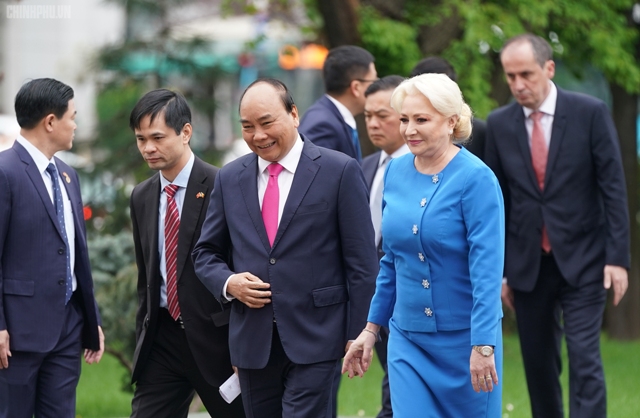 Thủ tướng Viorica Dancila đón Thủ tướng Nguyễn Xuân Phúc.jpg