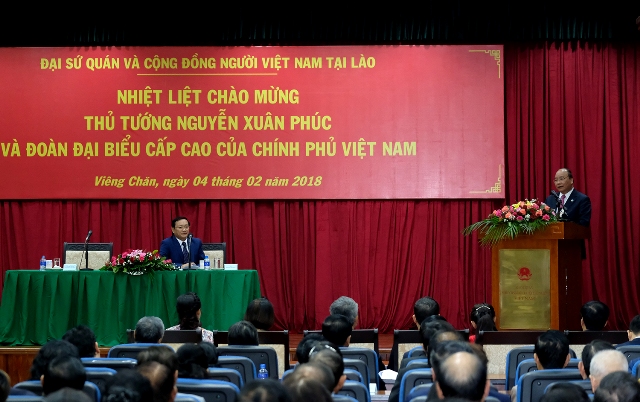 Thủ tướng nói chuyện với cán bộ, nhân viên Đại sứ quán và cộng đồng người Việt Nam tại Lào.jpg