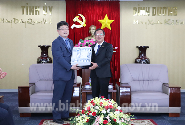 Tân Chủ tịch KOCHAM Bình Dương Kim Won Sik​1.jpg