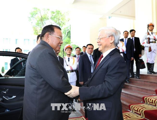 Tổng Bí thư Nguyễn Phú Trọng đón Tổng Bí thư, Chủ tịch nước Lào Bounnhang Volachith.jpg