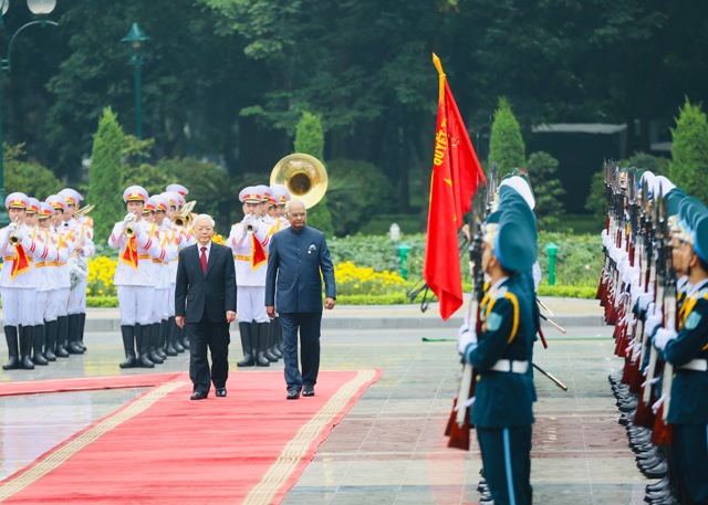 Tổng Bí thư, Chủ tịch nước Nguyễn Phú Trọng mời Tổng thống Ram Nath Kovind duyệt đội danh dự.jpg