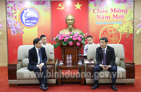 Ông Trần Thanh Liêm (bìa phải) -  Chủ tịch UBND tỉnh tiếp ông Kelvin Teo - Giám đốc điều hành Tập đoàn Sembcorp (Singapore).jpg