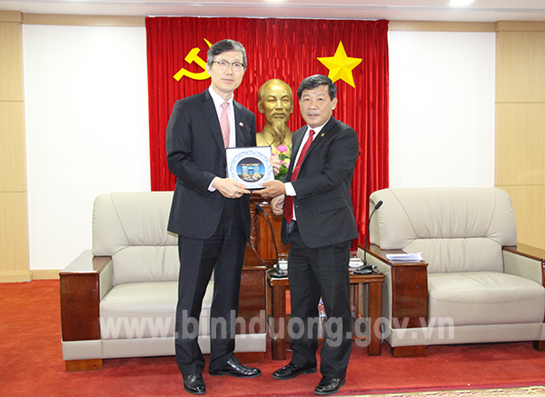 Ông Trần Thanh Liêm - Chủ tịch UBND tỉnh tặng quà lưu niệm cho Ngài Lim Jae-Hoon - Tân TLSHQ TPHCM.jpg