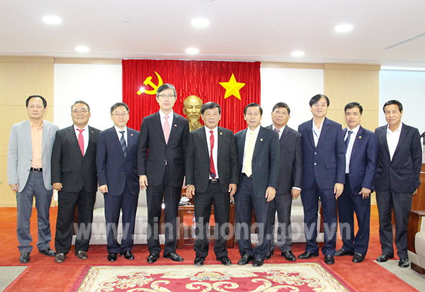 Ông Trần Thanh Liêm - Chủ tịch UBND và lãnh đạo các sở, ngành chụp hình lưu niệm với Ngài Lim Jae Hoon - Tân TLSHQ TPHCM.jpg