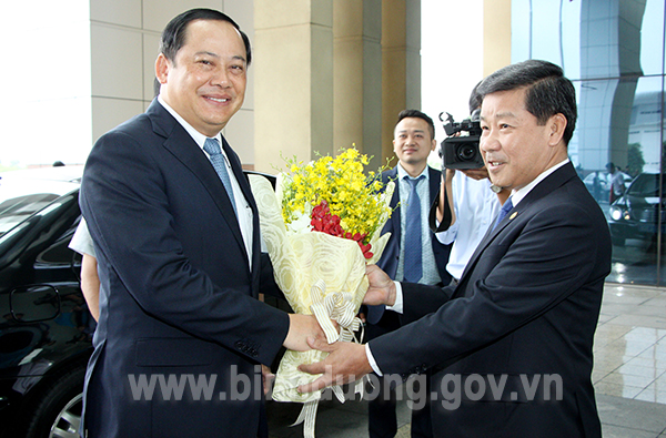 Ông Trần Thanh Liêm Phó Bí thư Tỉnh ủy, Chủ tịch UBND tỉnh tặng hoa cho ông Xỏn-xay Xỉ-phăn-đon.jpg