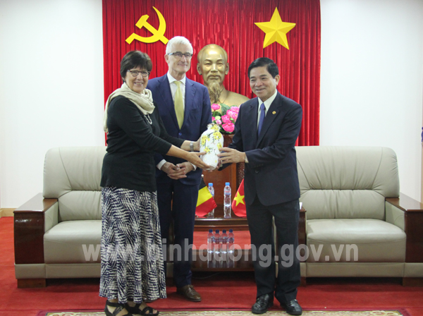 Ông Trần Thanh Liêm tặng quà lưu niệm cho bà Jehanne Roccas – Đại sứ Vương quốc Bỉ tại Việt NAM.jpg