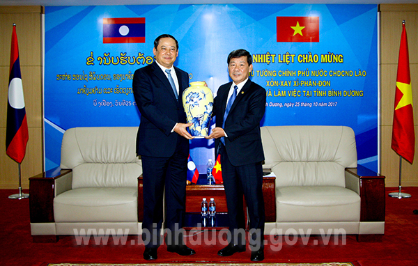 Ông Trần Thanh Liêm tặng quà lưu niệm cho ông Xỏn-xay Xỉ-phăn-đon.jpg