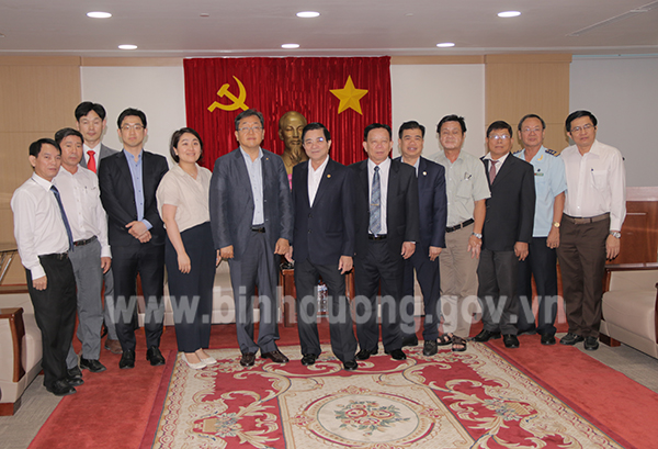 Ông Trần Thanh Liêm – Phó Chủ tịch UBND tỉnh chụp hình kỷ niệm với lãnh đạo Tập đoàn dược phẩm Celtrion (Hàn Quốc) ​​.jpg