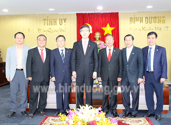 Ông Trần Văn Nam - Bí thư Tỉnh ủy chụp hình lưu niệm với Ngài Lim Jae-Hoon - Tân Tổng Lãnh sự Hàn Quốc.jpg