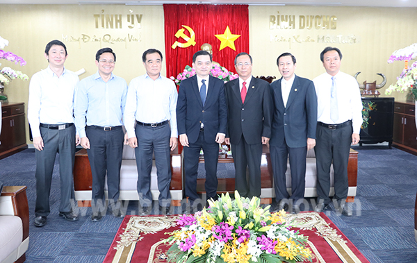 Ông Trần Văn Nam-Bí thư  Tỉnh ủy chụp hình kỷ niệm với lãnh đạo Tập đoàn Sembcorp (Singapore)1.jpg