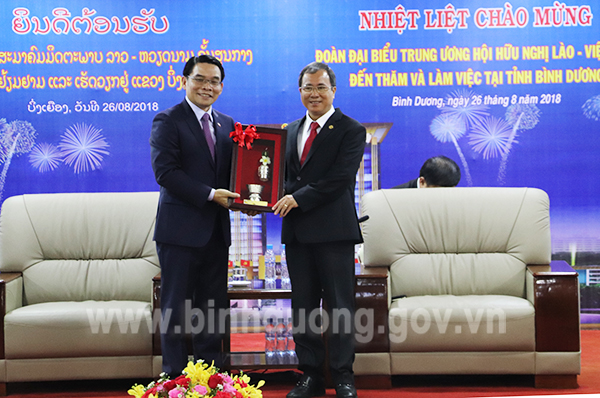 Ông Vilayvong Bouddakham tặng quà lưu niệm cho Bí thư Tỉnh ủy Trần Văn Nam.jpg