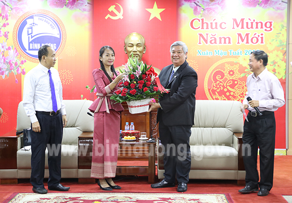 Ông Đặng Minh Hưng (bìa phải) - Phó Chủ tịch UBND tỉnh nhận quà chúc Tết của bà Hun Kos Ny – Phó Tỉnh trưởng tỉnh Kandal.jpg