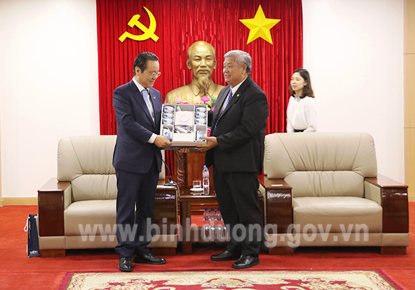 Ông Đặng Minh Hưng – Phó Chủ tịch UBND tỉnh tặng quà lưu niệm cho ông Chang Ho Ick – Chủ tịch VESAMO.jpg