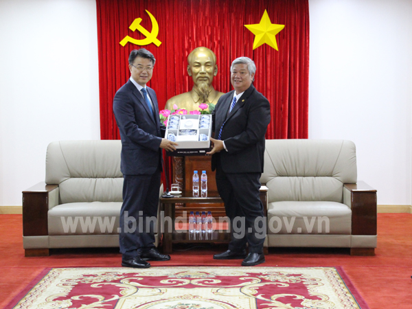 Ông Đặng Minh Hưng – Phó Chủ tịch UBND tỉnh tặng quà lưu niệm cho ông Jang Hyang Jin – Giám đốc Cảnh sát thành phố Daejeon.jpg