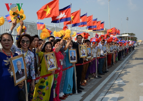 Đại diện các tầng lớp nhân dân Campuchia có mặt tại sân bay, vẫy cờ, hoa chào mừng Đoàn.jpg