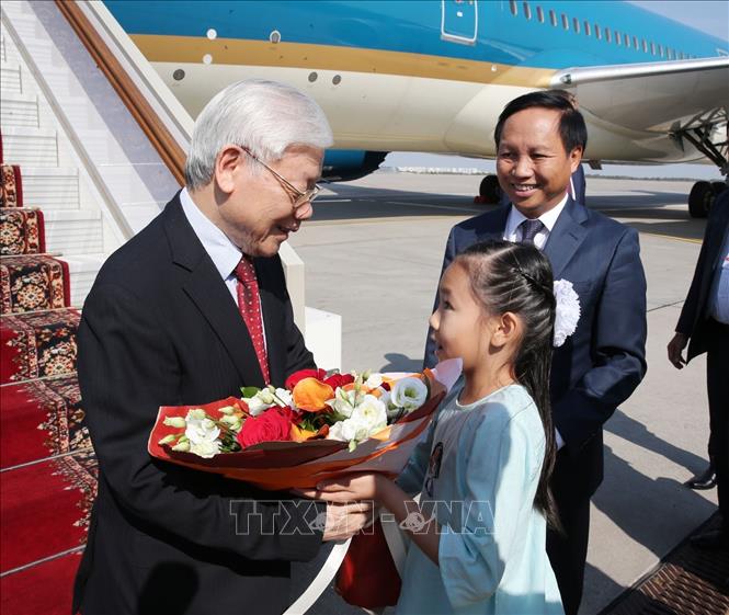 Đại sứ Việt Nam Ngô Đức Mạnh và em thiếu nhi Việt Nam.jpg